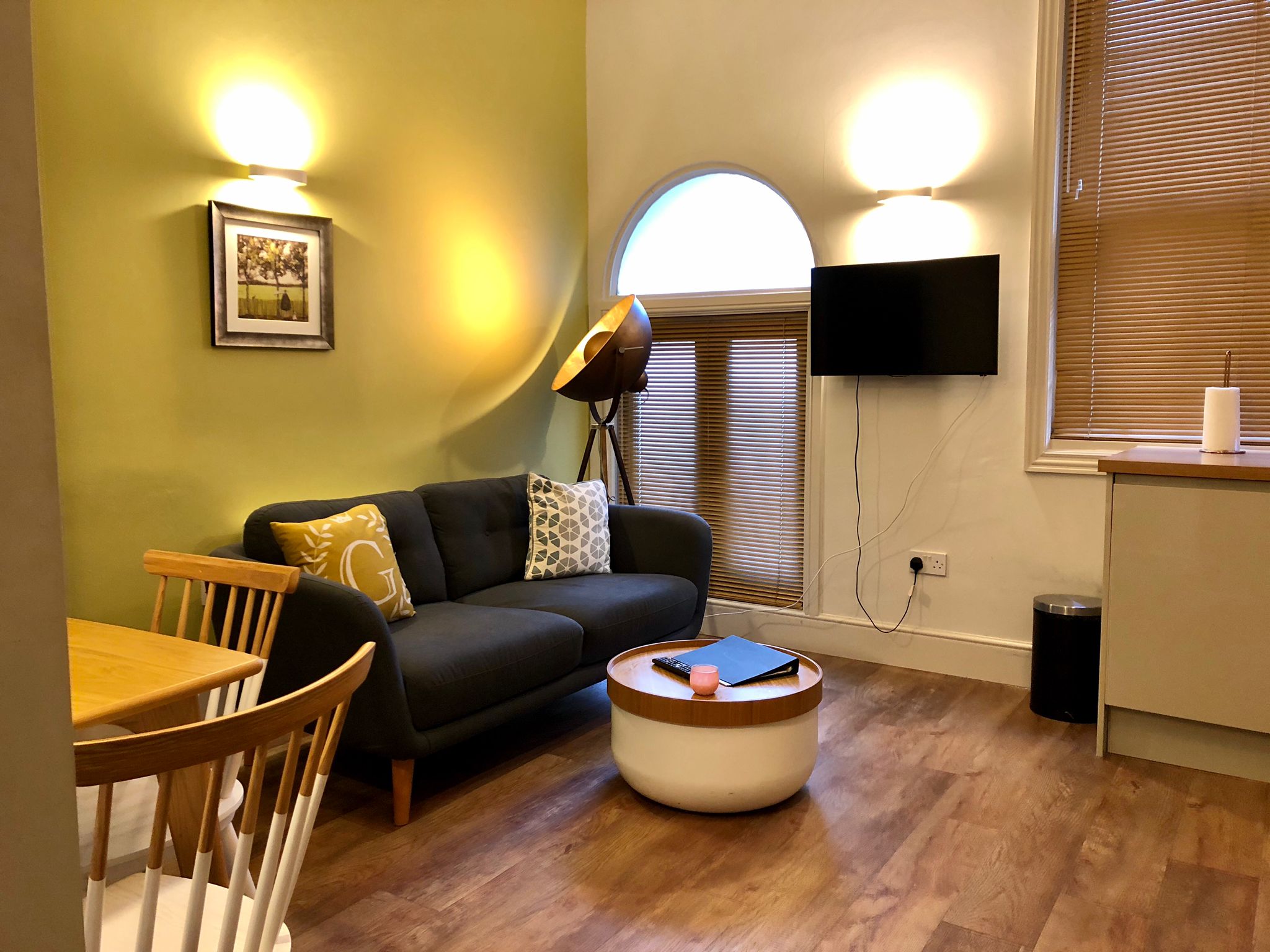 Homely Apartments – Figtree living room with bright interior, stylish furnishings, and inviting atmosphere.