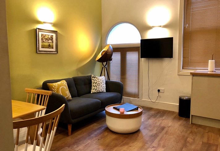 Homely Apartments – Figtree living room with bright interior, stylish furnishings, and inviting atmosphere.