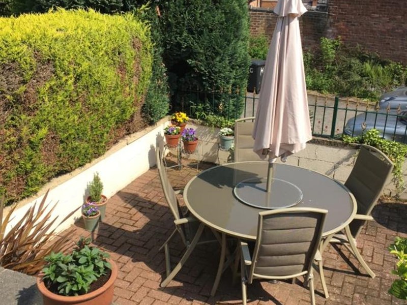 Coniston Guest House – patio area with outdoor seating