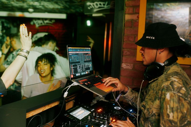 Live music at FirePit Rocks Bar and BBQ.