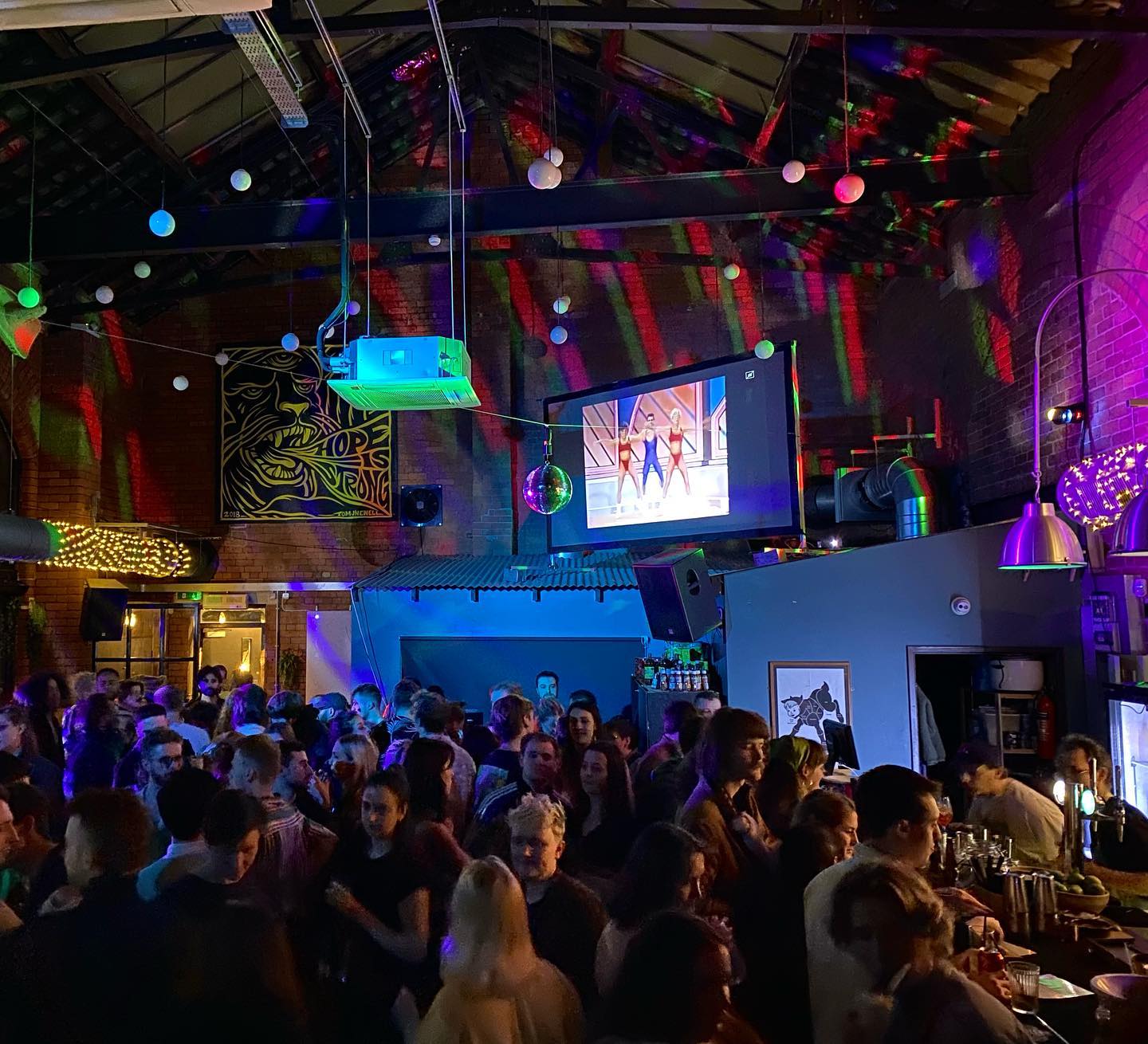 Piña filled with customers.