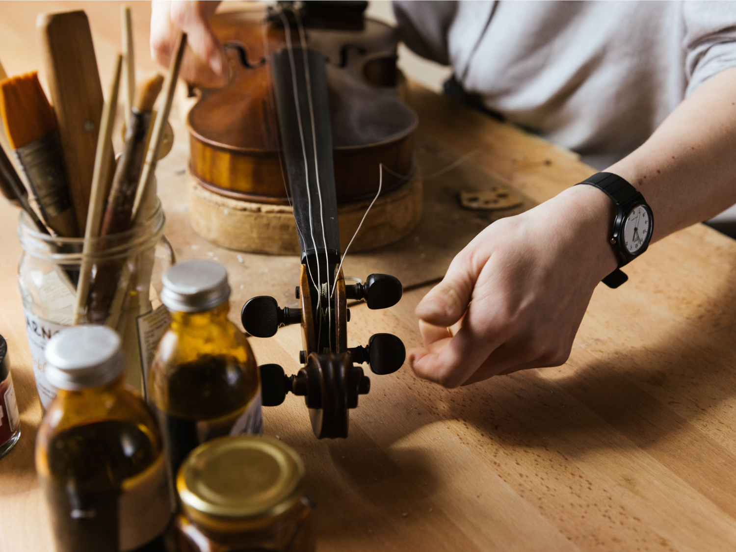 Emma Hardy from Hardy Violins stringing a violin.