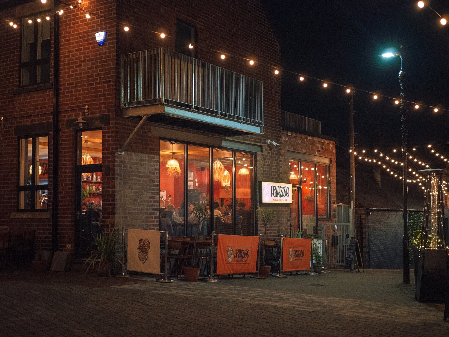 The exterior of Pellizco at night.