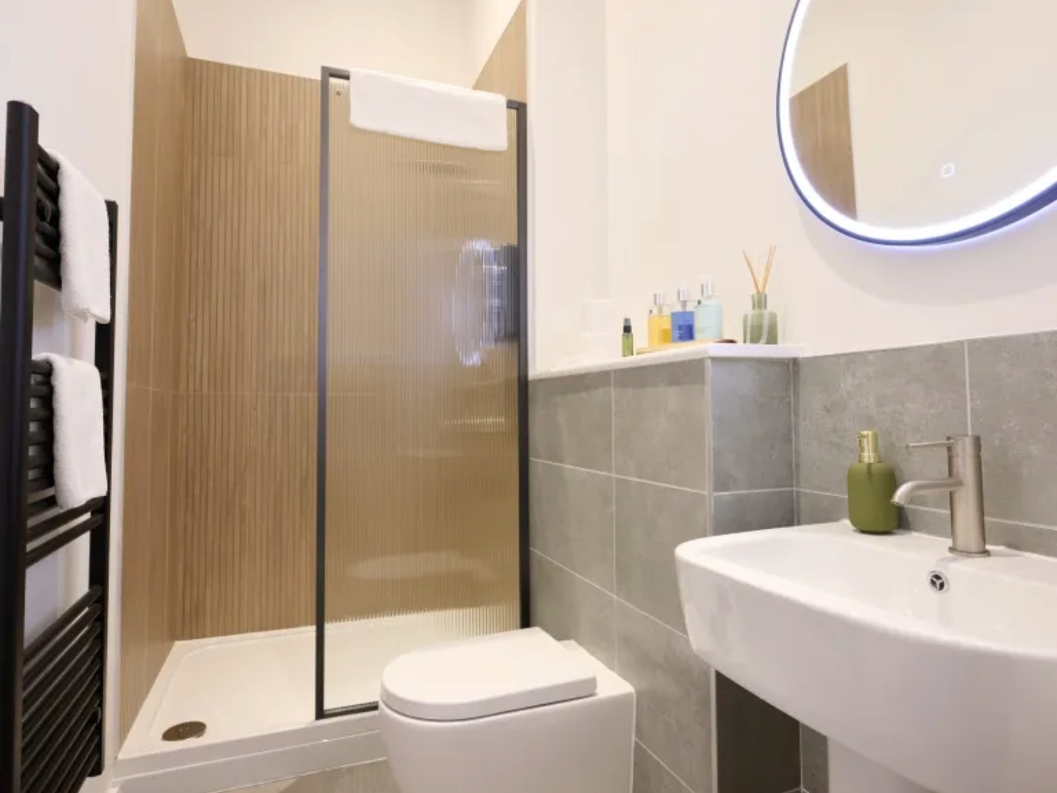 An en suite bathroom at  JÖRO Oughtibridge Mill..