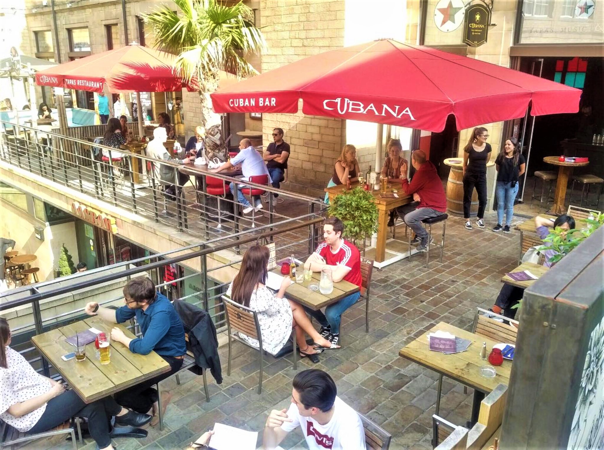 People eating on the terrace at Leopold Square.