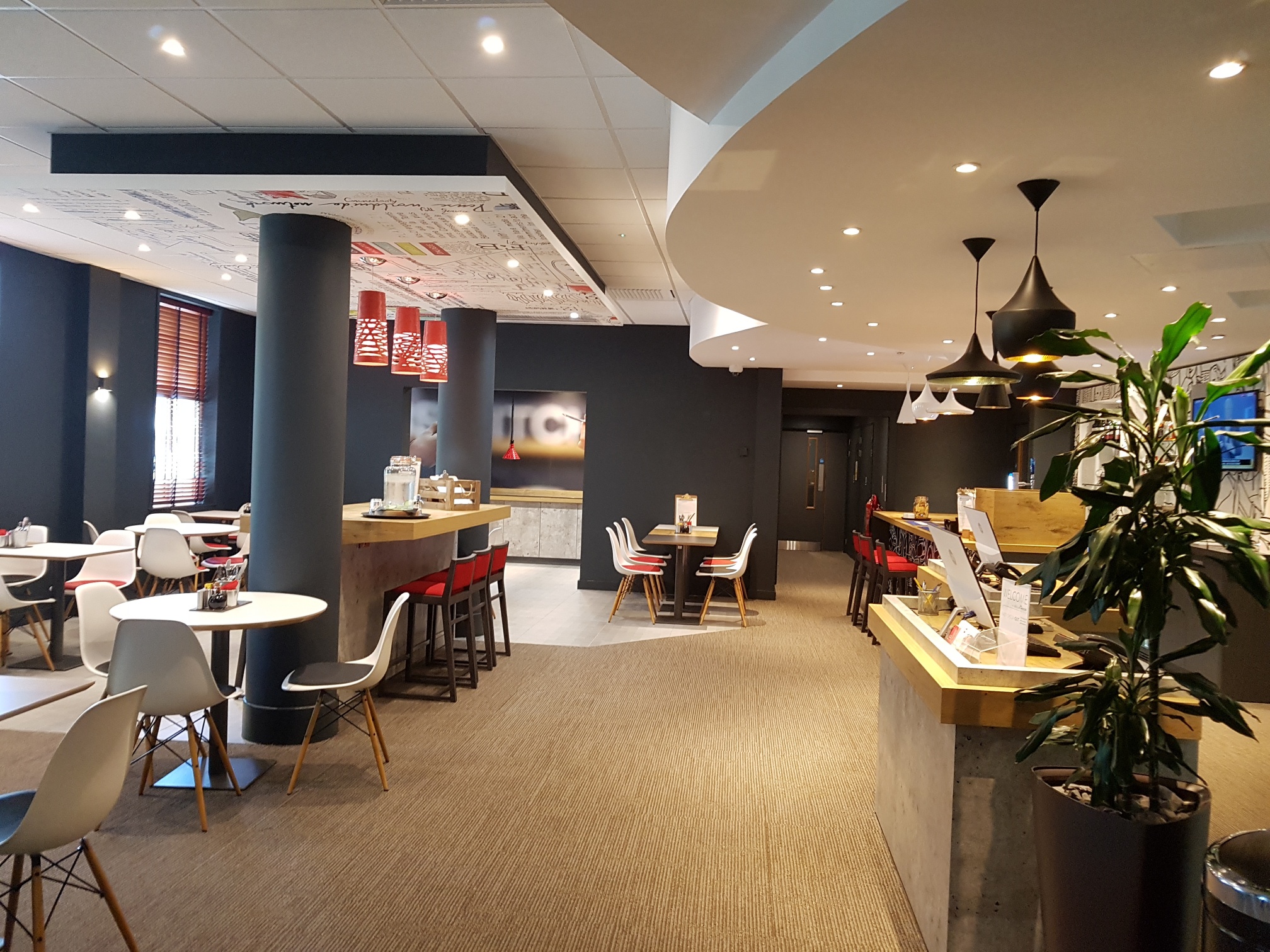 Ibis Sheffield City – restaurant area with tables and seating for guests.