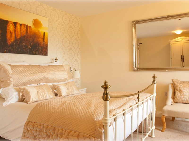 A double bed in a nicely decorated room.