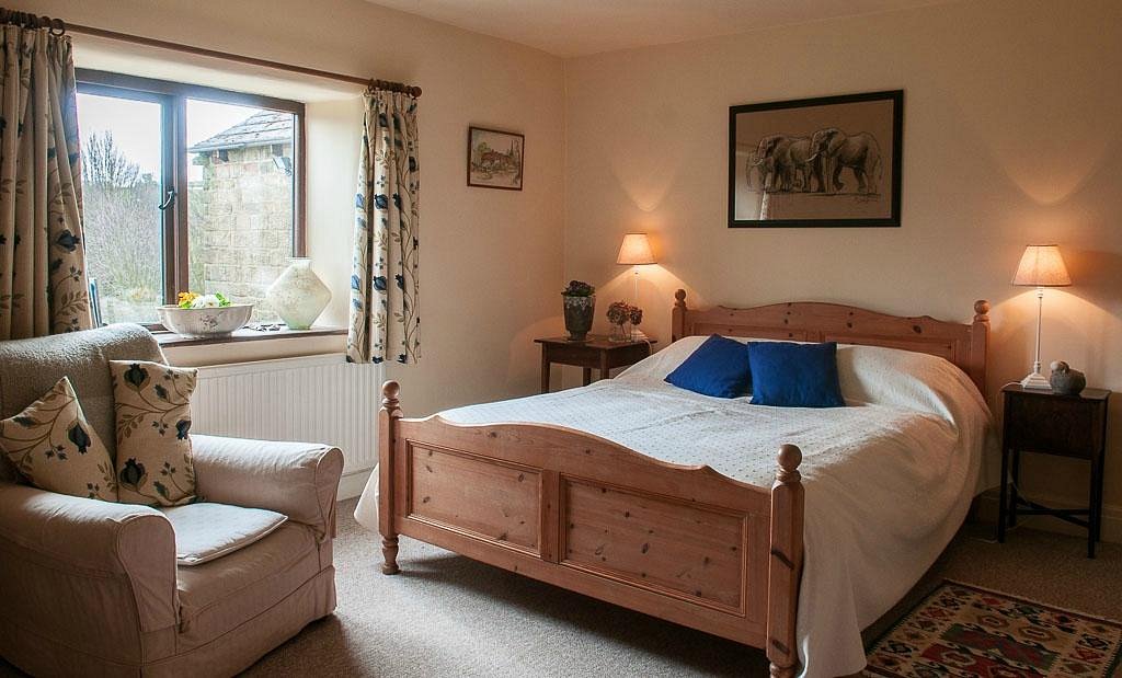 Loadbrook Cottage – double bedroom decorated in brown tones with bed and bedside tables.
